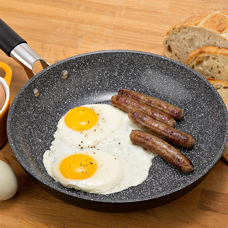 How does the weight and handling of a ceramic granite frying pan affect its usability for everyday home cooking?